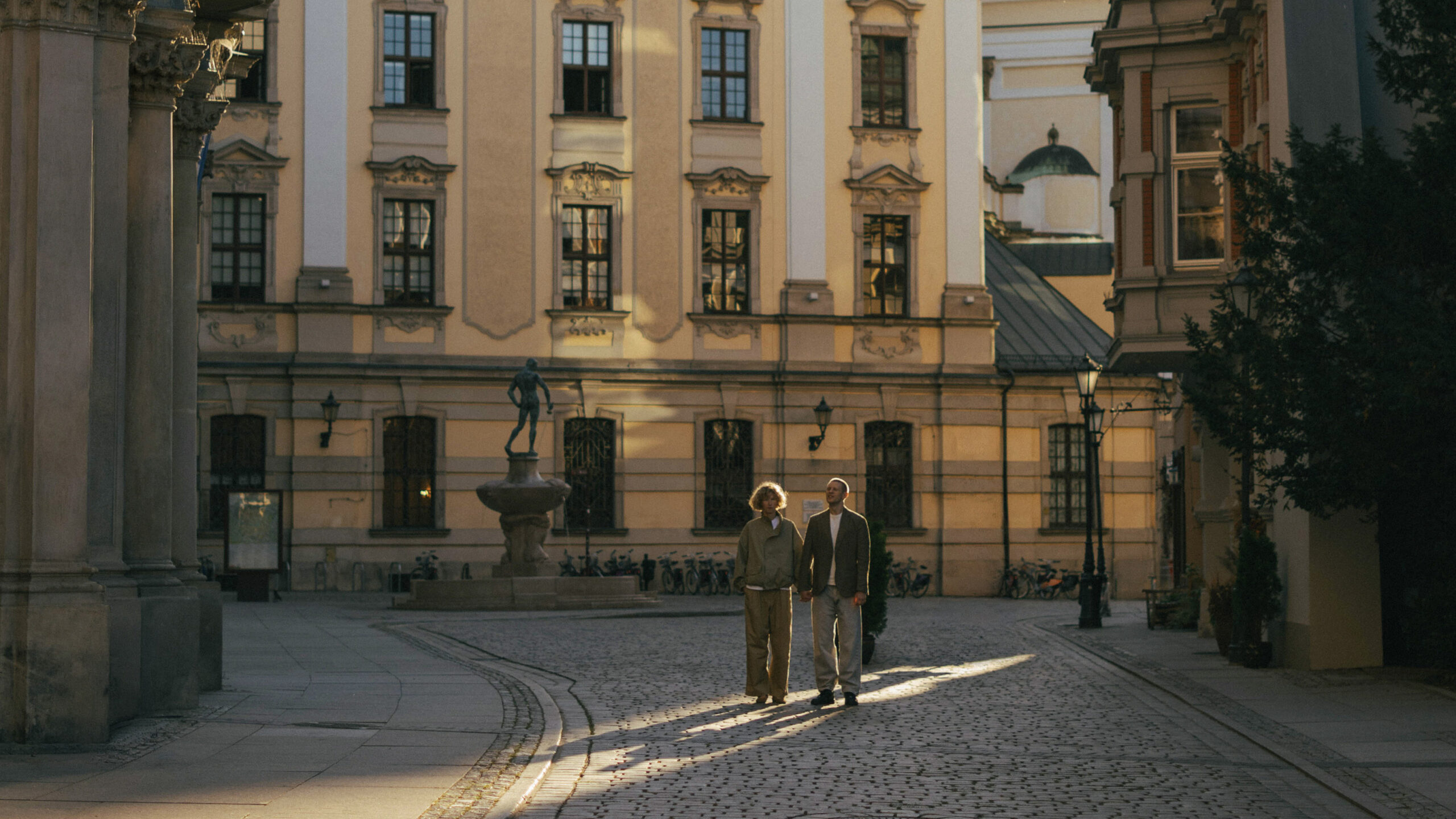 Goście hotelu Entre odkrywają historyczne zabytki Wrocławia. Spacer wzdłuż monumentalnego gmachu głównego Uniwersytetu Wrocławskiego tuż obok hotelu.