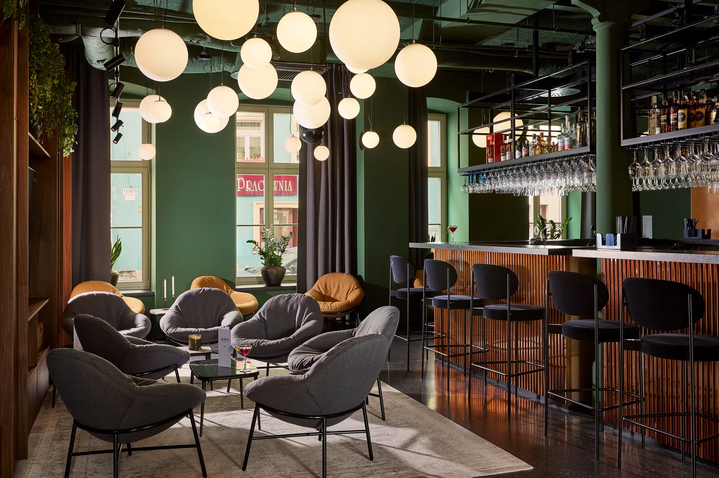 Kameralna strefa wypoczynkowa Entre Hotel we Wrocławiu w stylu Modern Boutique z barem, fotelami i stolikami.