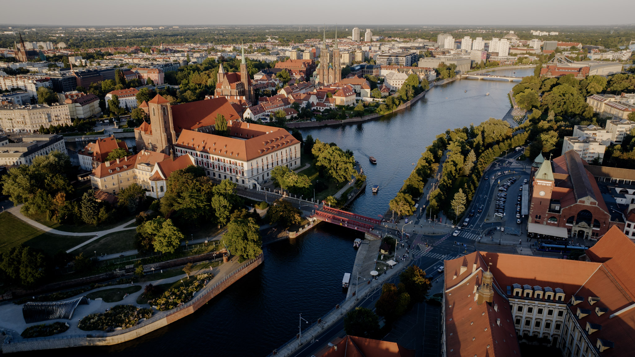 Odkryj magię Wrocławia tuż za progiem Entre Hotel.